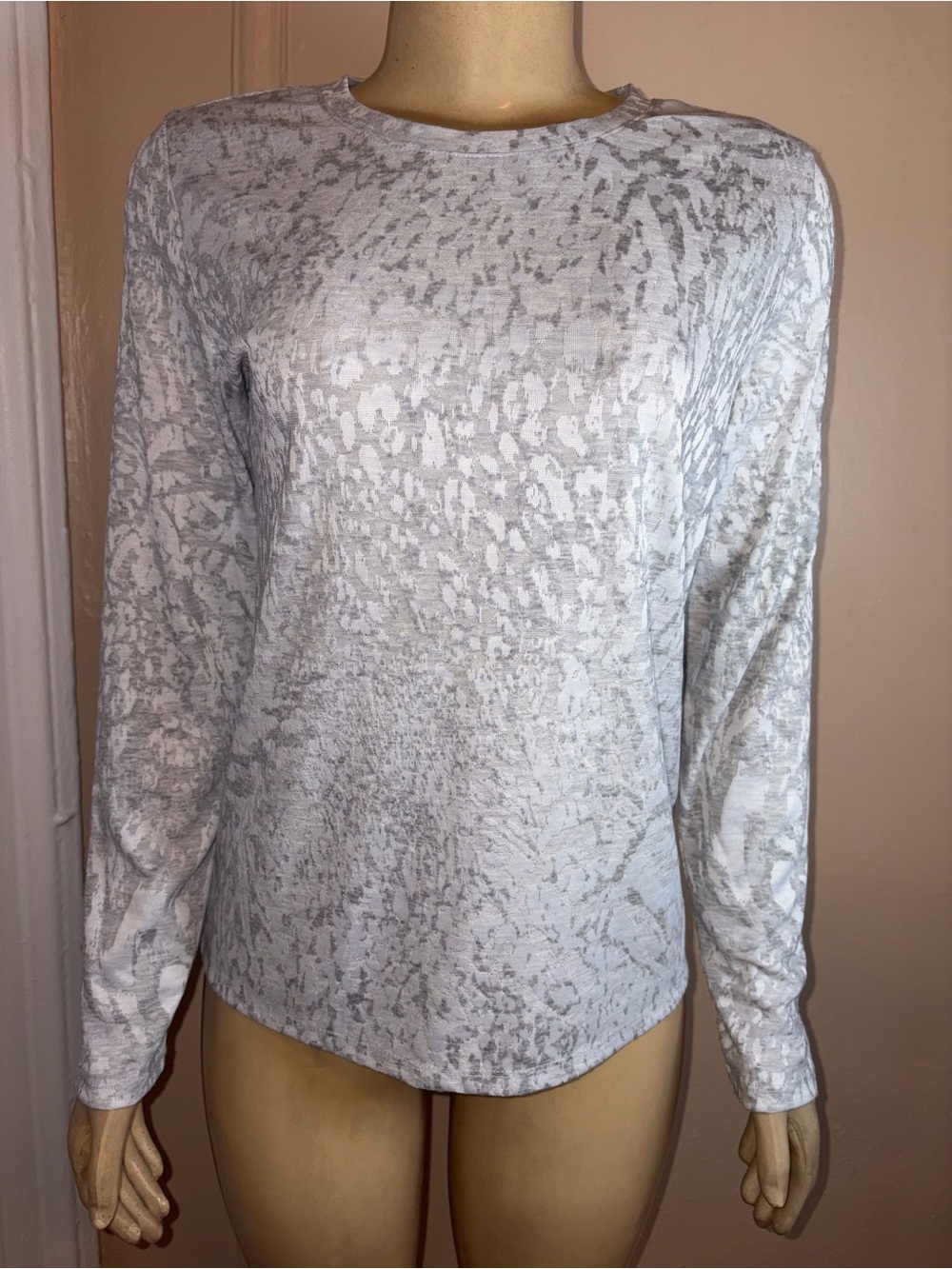 Simply Vera Vera Wang Light Gray Crewneck Sweater with Subtle Animal Texture